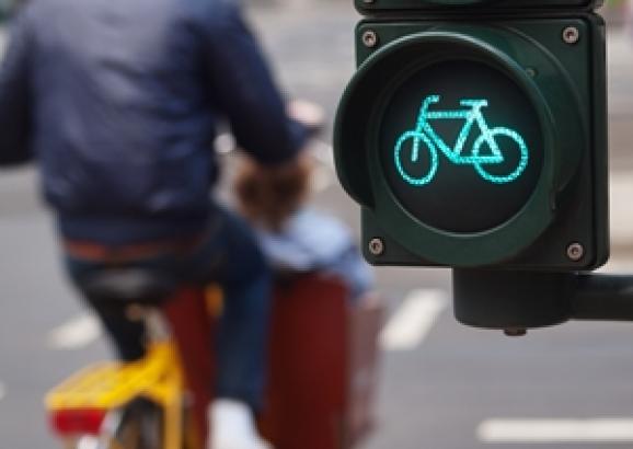 Do you know how to drive with many cyclists on the road? Learn today to ensure better safety.